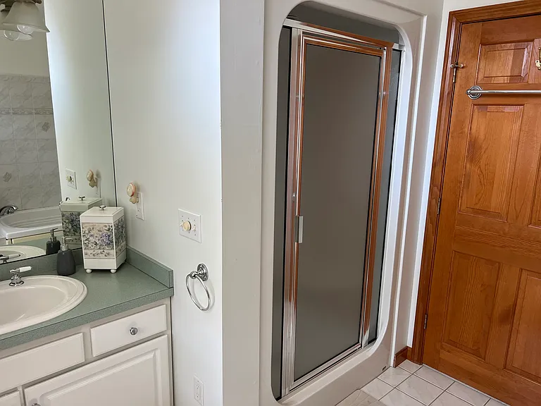 Stand-Up Shower & Tub in Primary En-Suite