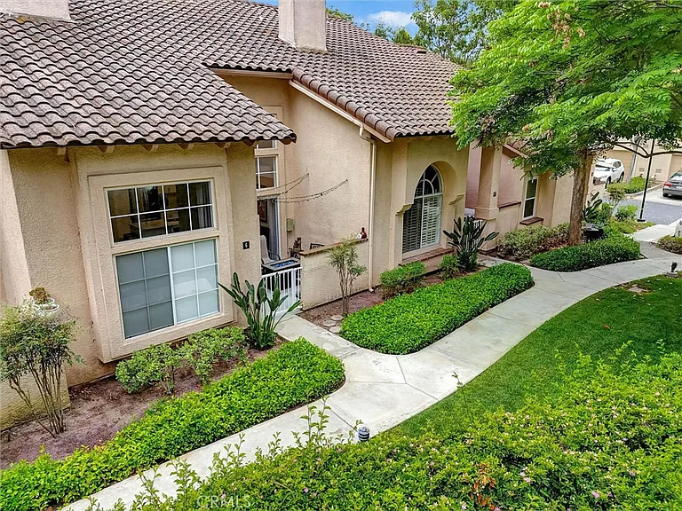 6 Nightingale Dr — Photo 2