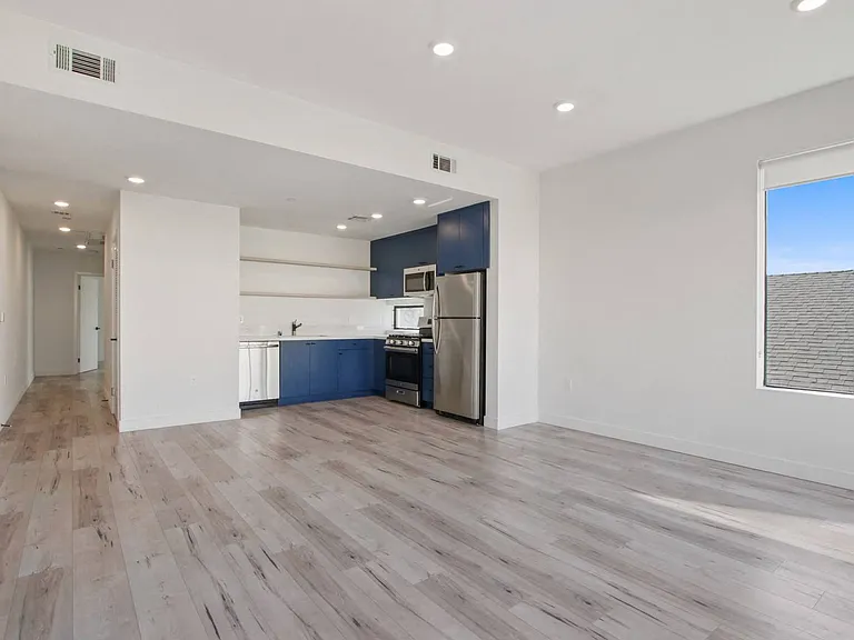The Lex @ 4522 Lexington — Photo 17