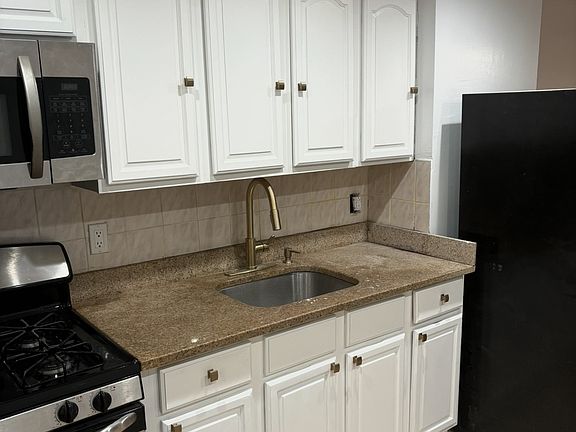 2nd image of 2052A Pacific St #1