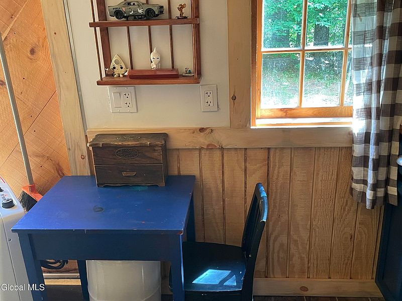 5th image of 386 Beaver Pond Road