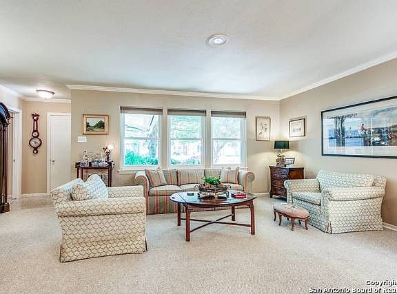 4th image of 423 Calumet Pl