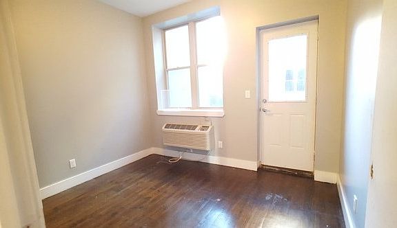 5th image of 143 Hart St #1