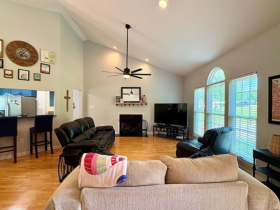5th image of 124 Colonial Dr