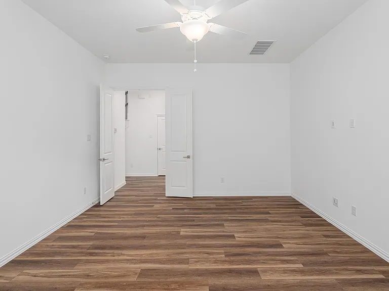 908 Utica Dr — Photo 13