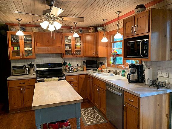 3rd image of 8577 Woodview Dr