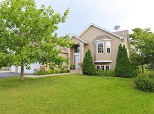 1350 Foxtail Gln, Mayer, MN 55360