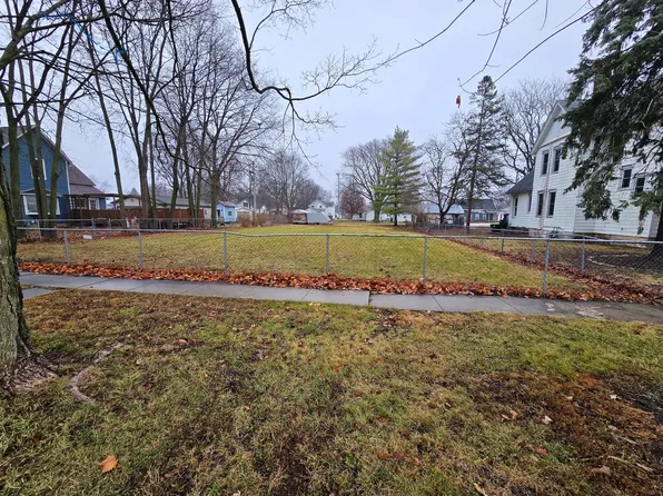 205 N 7th St, Fairbury, IL 61739