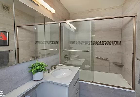 5th image of 170 E 87th St APT W11b