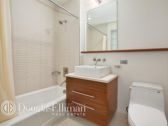 4th image of 225-227 W 60th St #11D