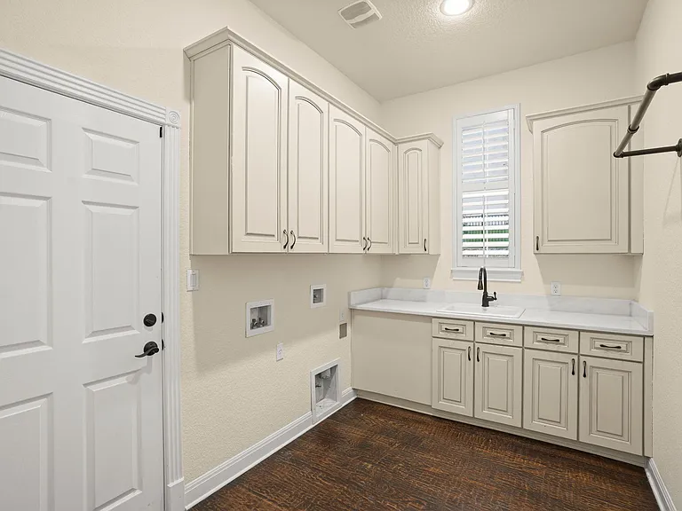 121 Burgess Ln — Photo 21