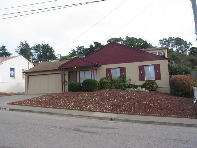 543 Perry Ave photo 1