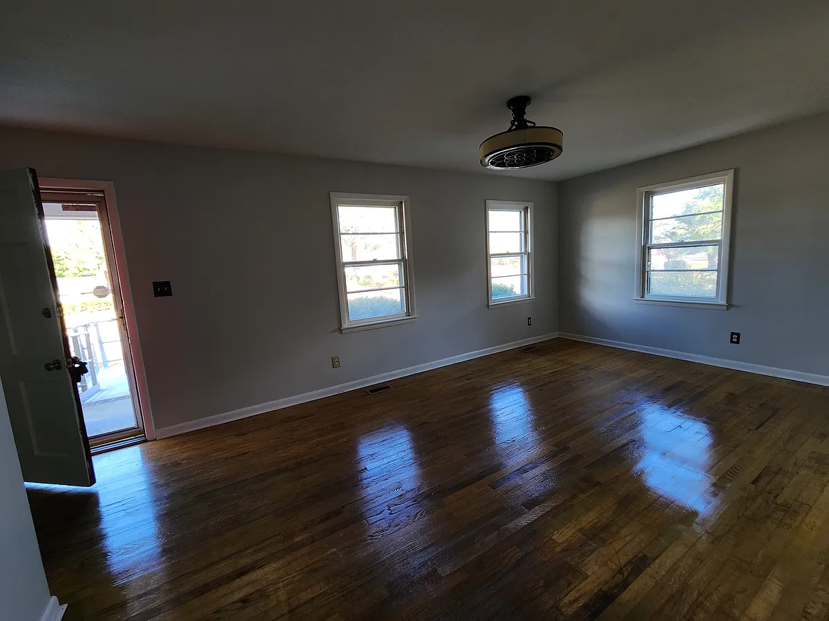 Building Photo - 230 Vineland Dr