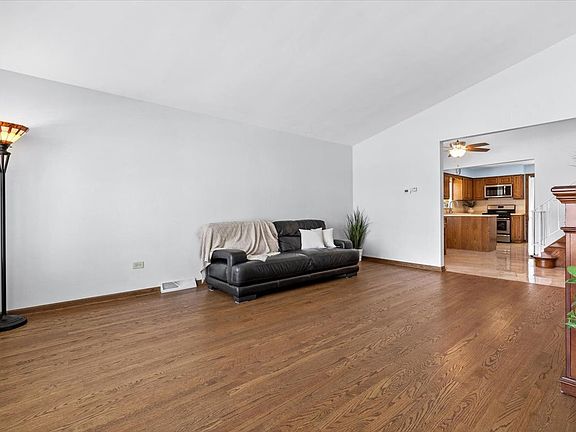 5th image of 10665 Preston St