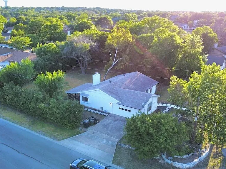 1915 Emerald Isle Dr — Photo 23