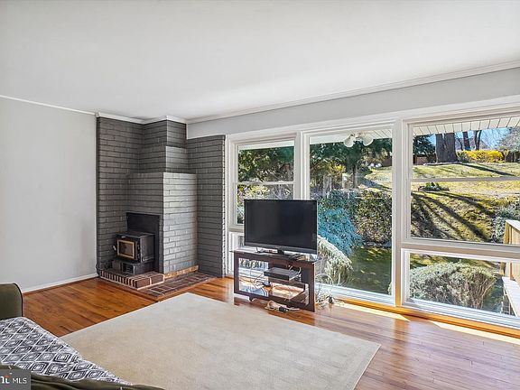 5th image of 400 Carl St