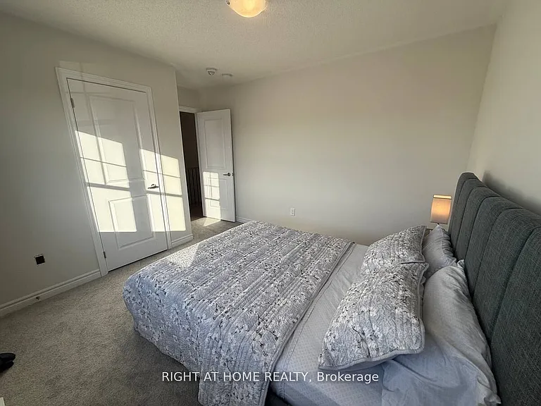 28 Federica Cres — Photo 2