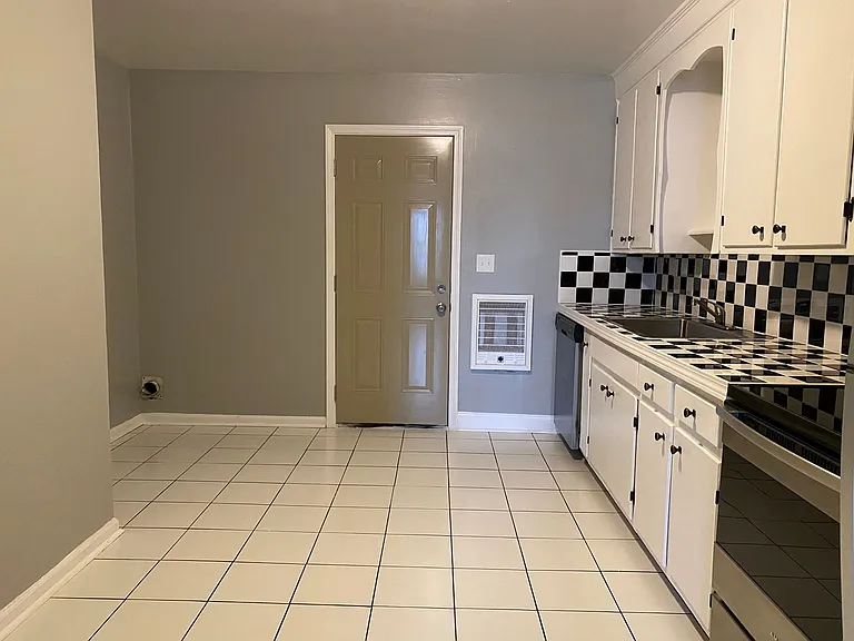 415 Lowther St — Photo 5