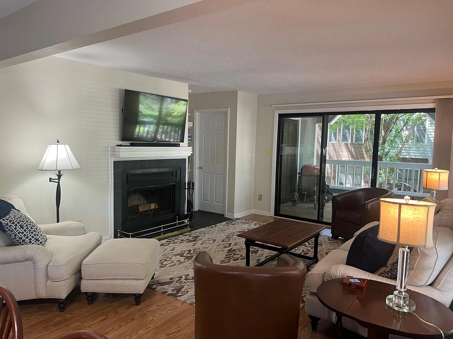 2 bed, 1063 sqft, $2,300 — Photo 2