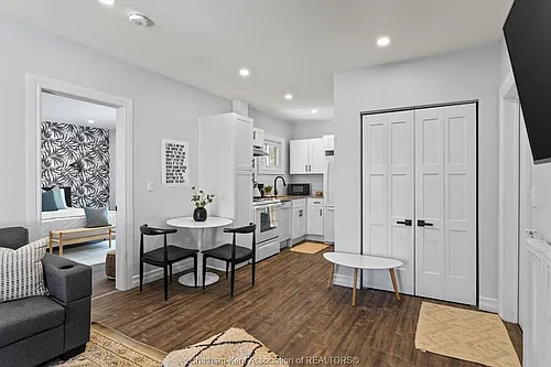 135 William St N #4 Photo 1