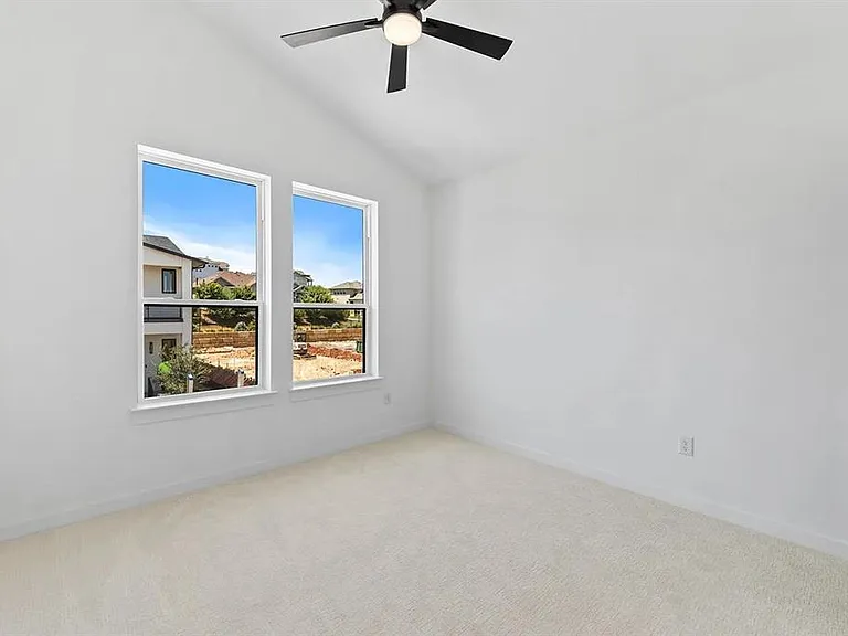 110 Pennybacker Ln — Photo 16