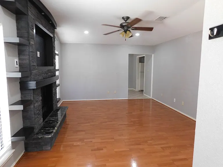 114 Caballo Dr — Photo 3
