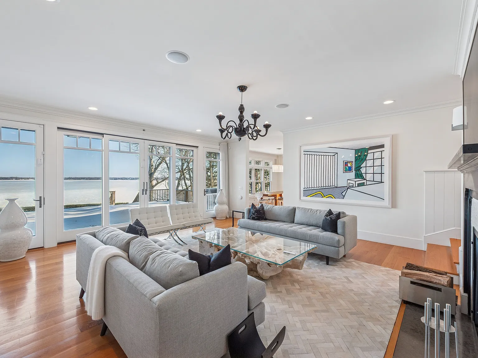 Spectacular Waterfront Elegance — Photo 4