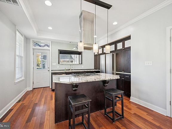 5th image of 389 Conarroe St