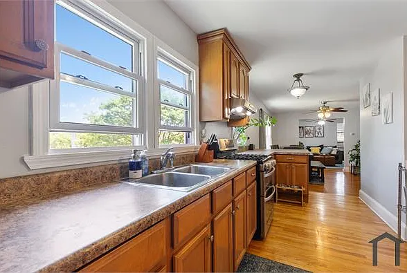 3 bed, 1200 sqft, $3,500 — Photo 2