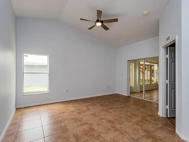 412 Meridian St — Photo 3