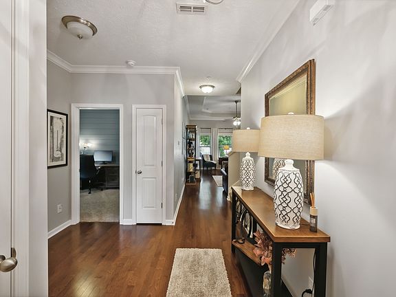 4th image of 813 Silverhill Dr
