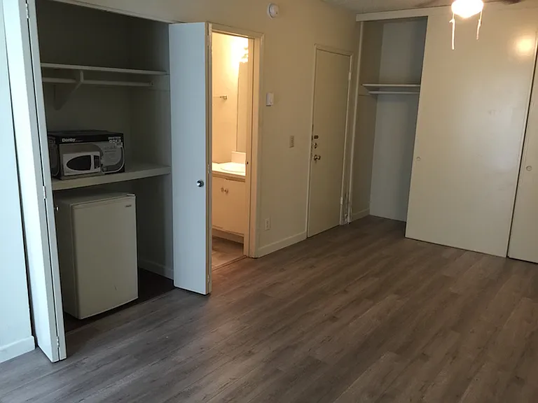 Casablanca West Apartments — Photo 8