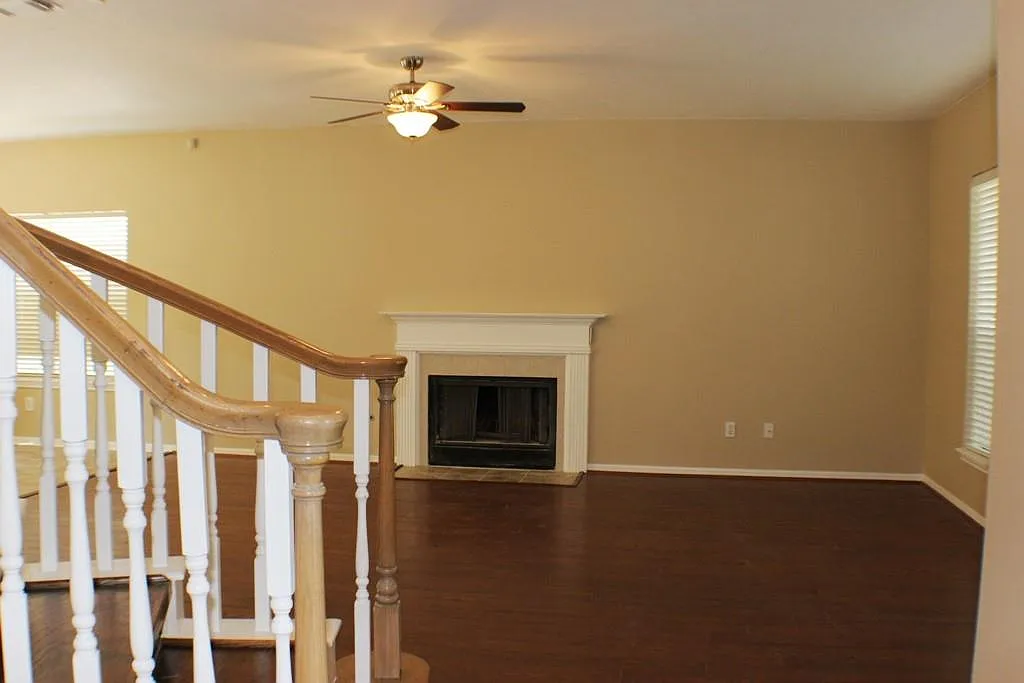 3 bed, 2.5 bath, 2358 sqft, $2,400 — Photo 3