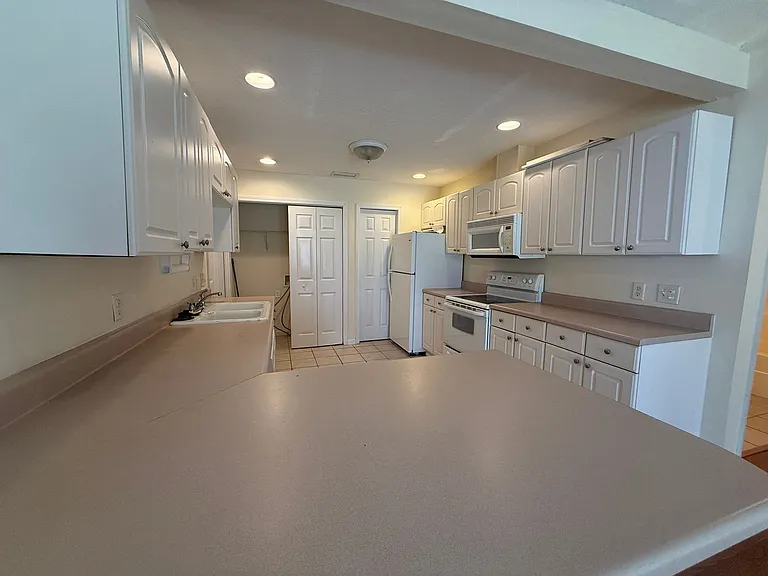 221 Millcrest Dr — Photo 5