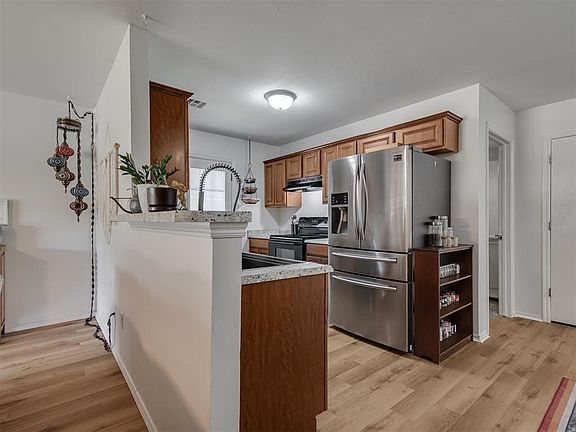 5th image of 527 E Linden Ln