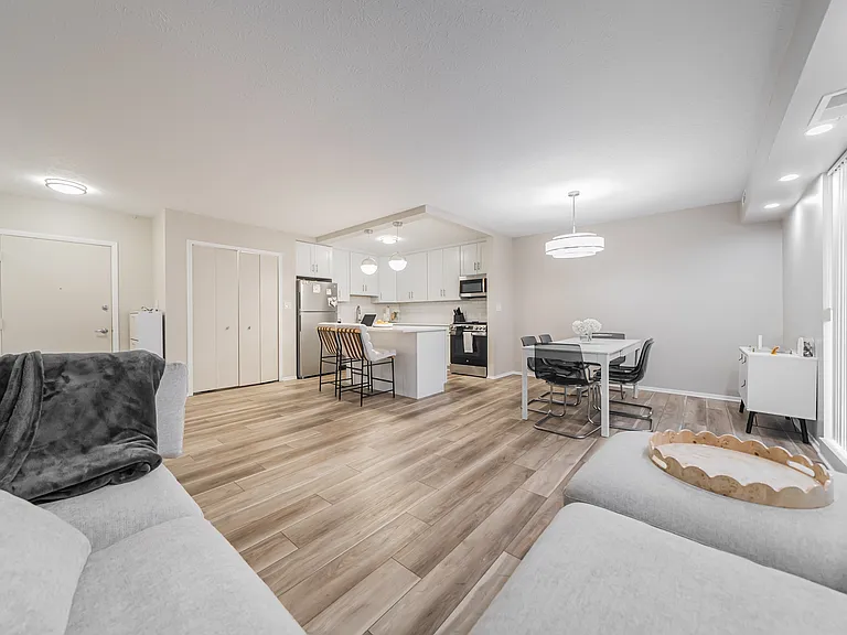 Huntington Green Apartments — Photo 43