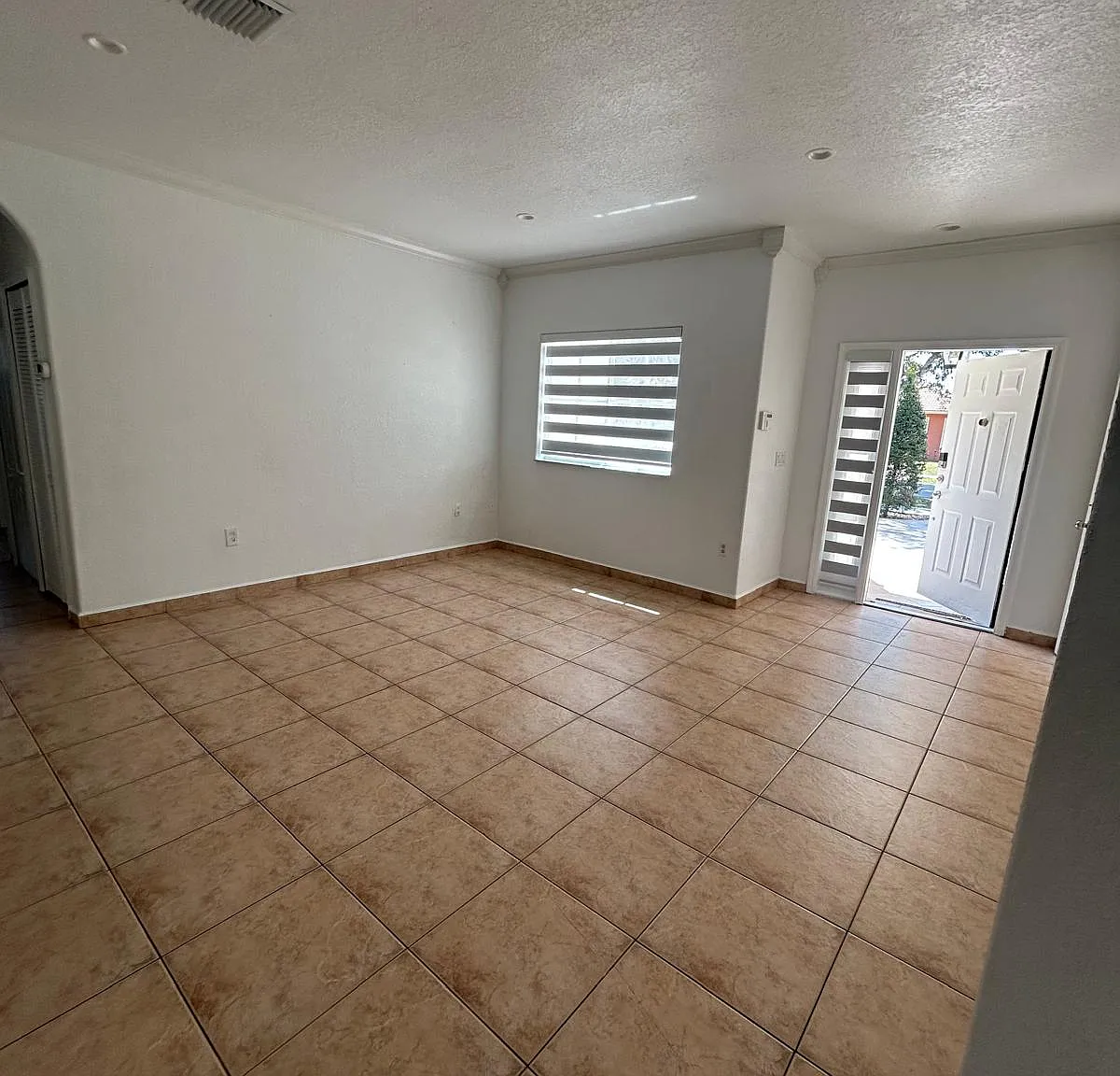 3 bed, 2.0 bath, 1523 sqft, $4,150 — Photo 2