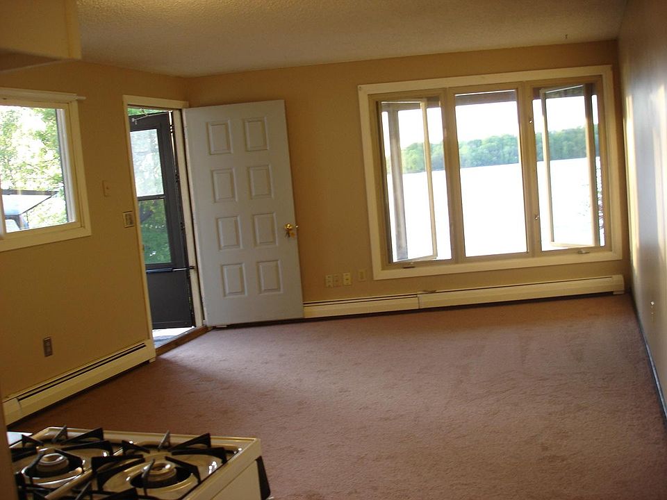 2nd image of 4-100 E Lake St #4