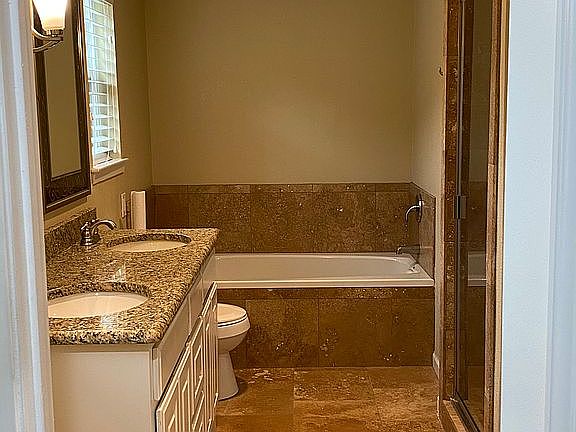 5th image of 305 Oak Valley Dr