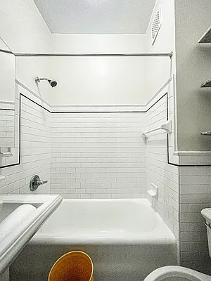 Rented by Manhattan Realty Group | media 14