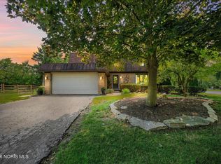 641 Oak Knoll Dr, Perrysburg, OH 43551
