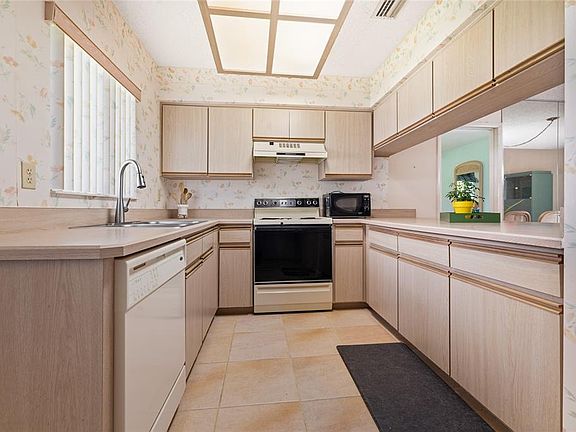 5th image of 21 Wedgewood Ln