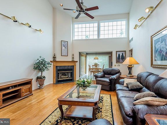 3rd image of 2821 Oakwood Dr