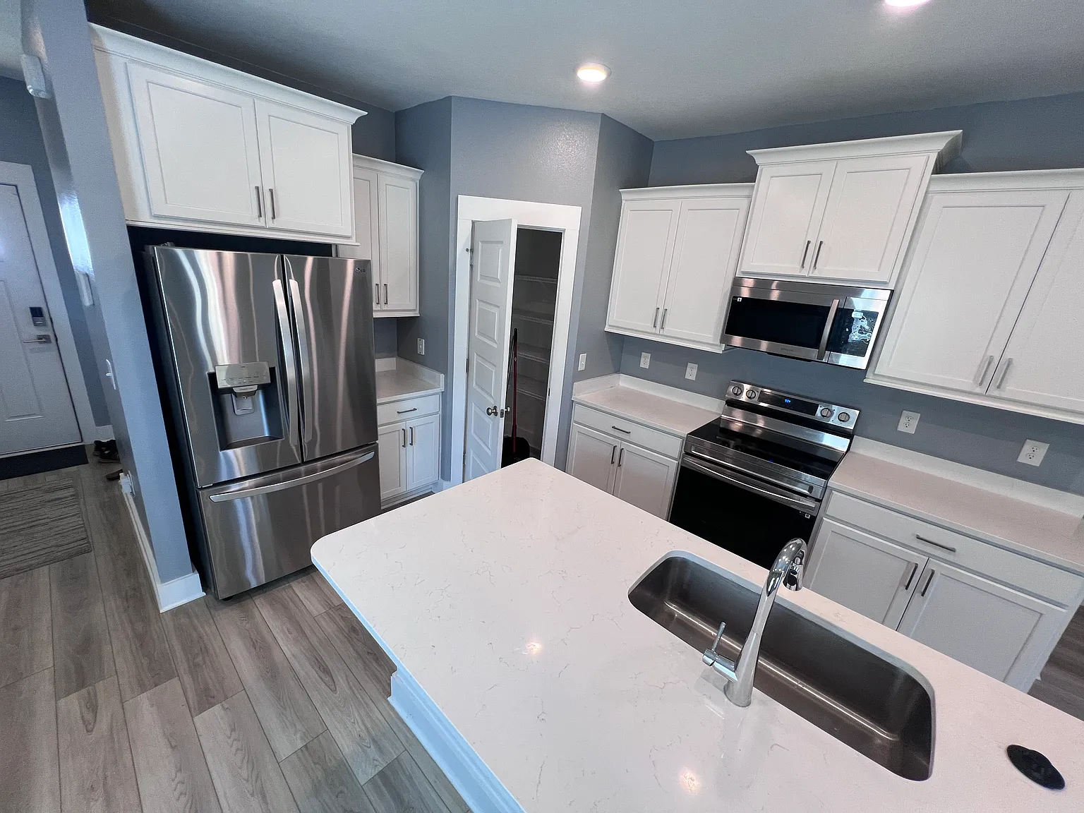 3 bed, 1899 sqft, $2,200 — Photo 3