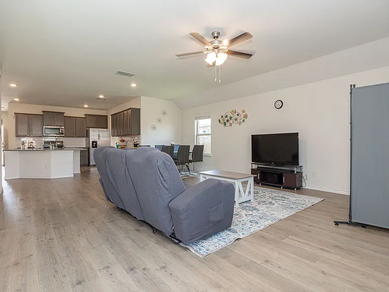 1205 Colonial Bluff Ln — Photo 8