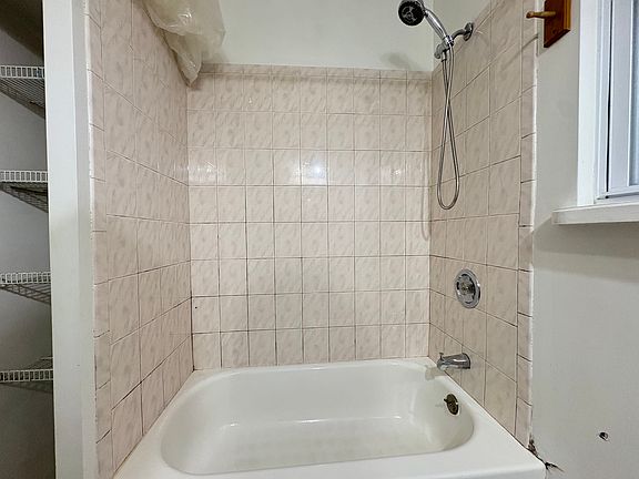 4th image of 243 Liberty Ave APT 1R