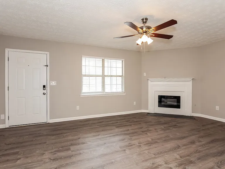 915 Walnut Creek Ln — Photo 3