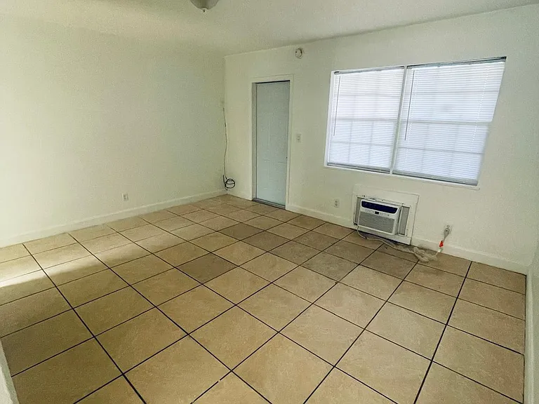 3806 Hollywood Blvd — Photo 2