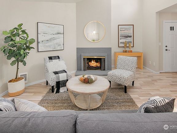 Beautiful Open living space with high ceilings>