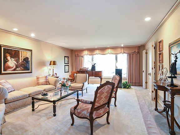 2nd image of 933 Stonegate Dr